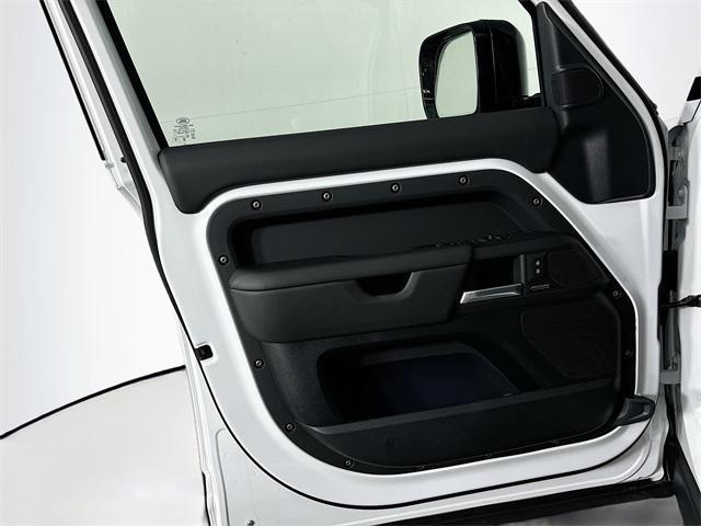 Photo of 2025 Fuji White Land Rover Defender