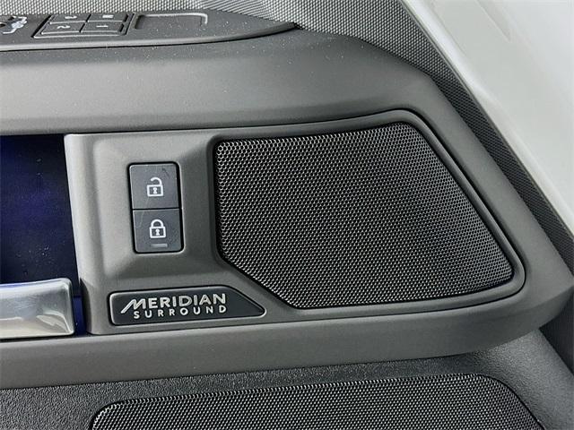 Photo of 2025 Fuji White Land Rover Defender