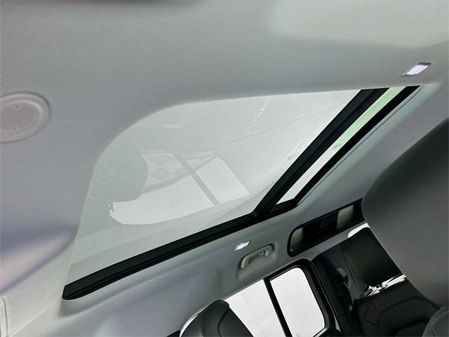 Photo of 2025 Fuji White Land Rover Defender