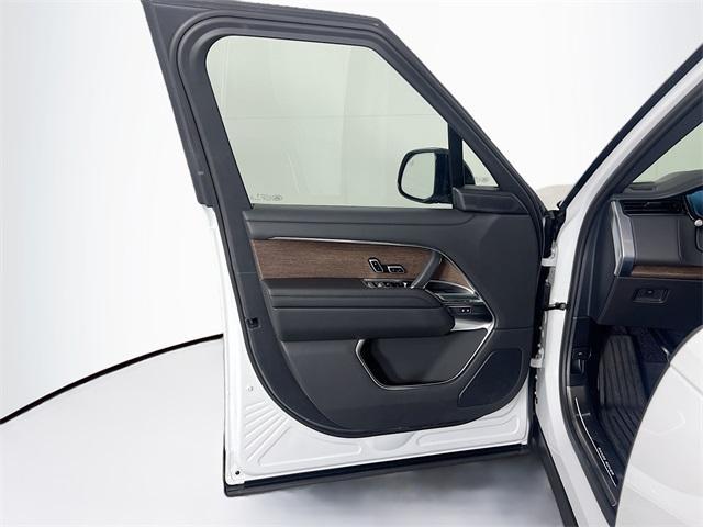 Photo of 2025 Fuji White Land Rover Range Rover