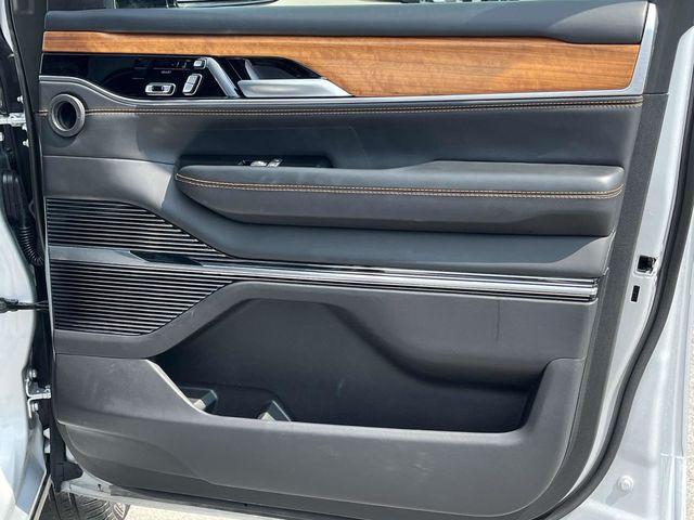 Photo of 2024 Silver Zynith Jeep Grand Wagoneer L
