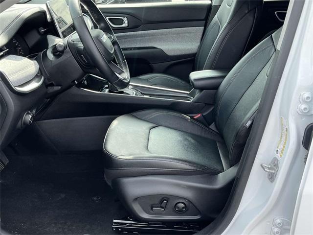 Photo of 2022 Bright White Clearcoat Jeep Compass
