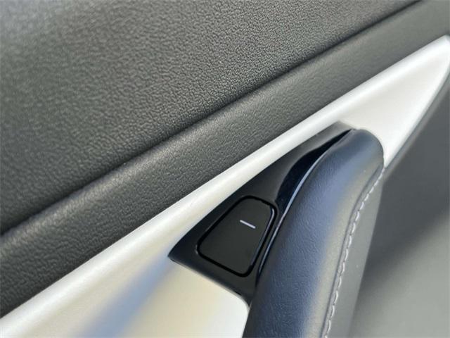 Photo of 2019 Black Tesla Model 3