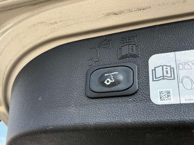 Photo of 2017 White Gold Metallic Ford Escape