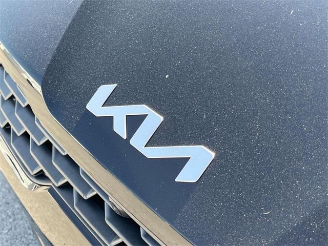 Photo of 2022 Ebony Black Kia K5