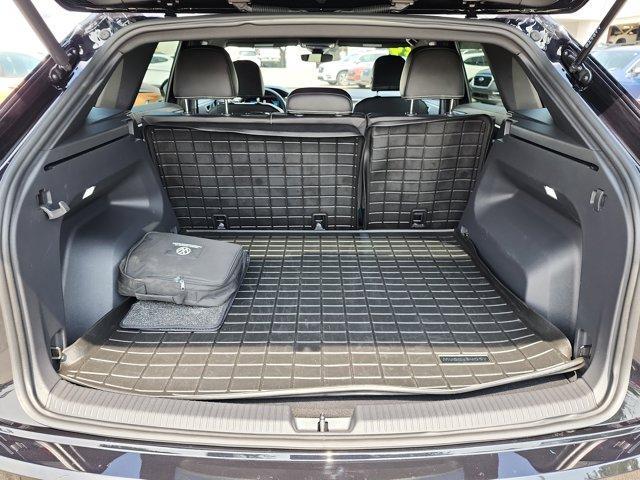 Photo of 2024 Deep Black Pearl Effect Volkswagen Atlas Cross Sport