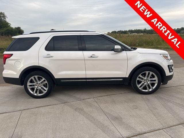 Photo of 2017 White Platinum Clearcoat Metallic Ford Explorer