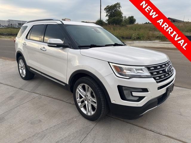 Photo of 2017 White Platinum Clearcoat Metallic Ford Explorer