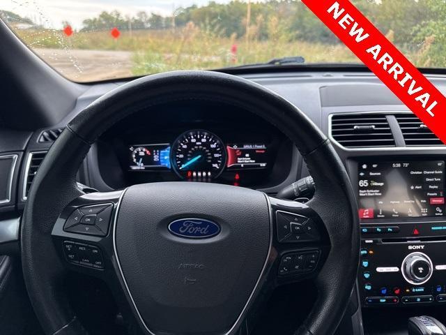 Photo of 2017 White Platinum Clearcoat Metallic Ford Explorer
