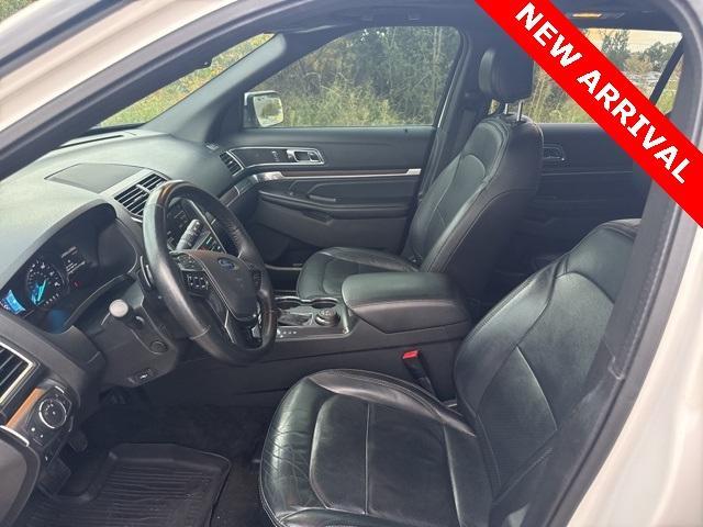 Photo of 2017 White Platinum Clearcoat Metallic Ford Explorer