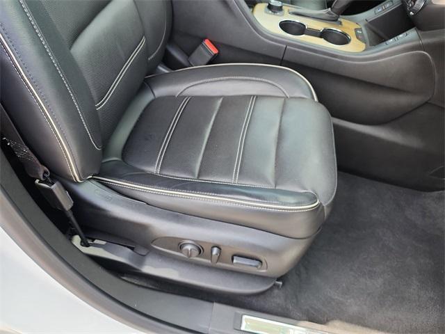 Photo of 2019 White Frost Tri-Coat GMC Acadia