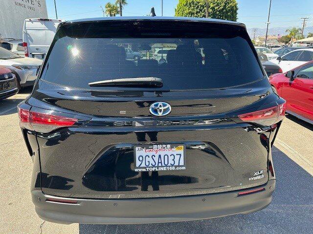 Photo of 2022 Midnight Black Metallic Toyota Sienna