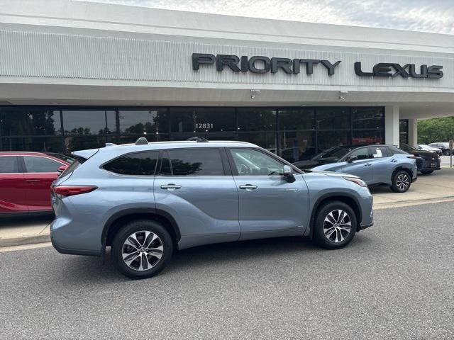 Photo of 2021 Moon Dust Toyota Highlander Hybrid
