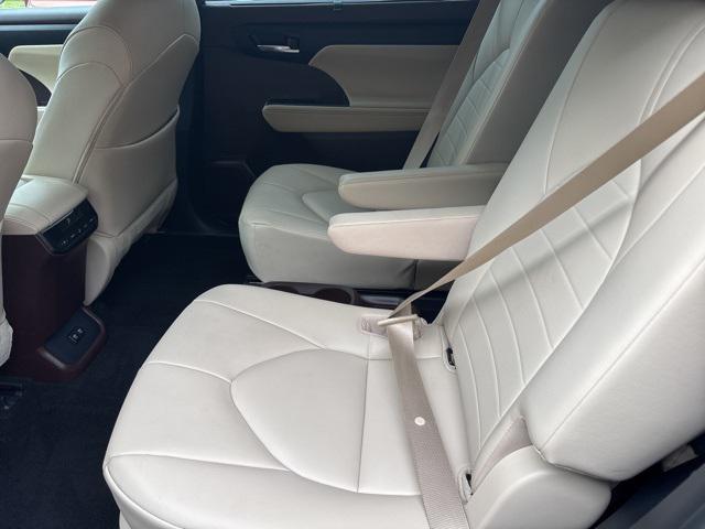 Photo of 2021 Moon Dust Toyota Highlander Hybrid