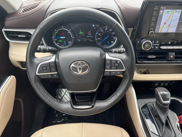Photo of 2021 Moon Dust Toyota Highlander Hybrid