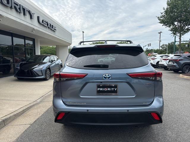 Photo of 2021 Moon Dust Toyota Highlander Hybrid