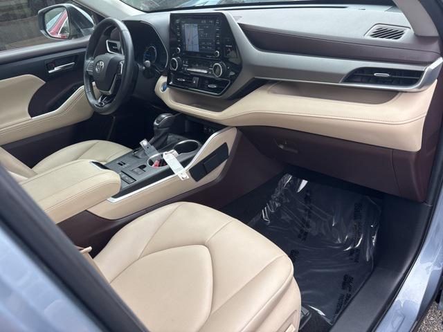 Photo of 2021 Moon Dust Toyota Highlander Hybrid