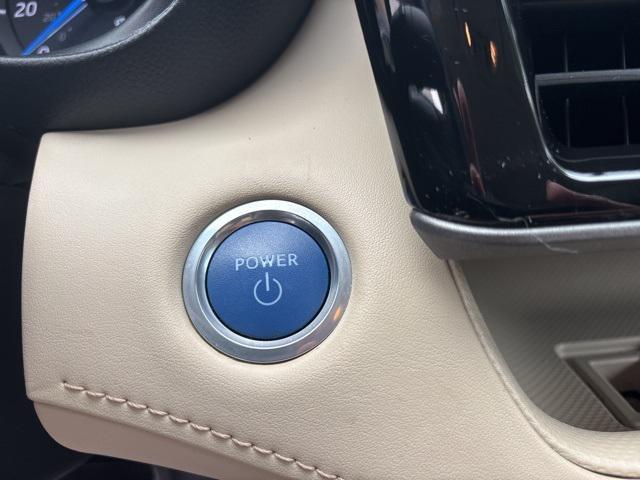 Photo of 2021 Moon Dust Toyota Highlander Hybrid