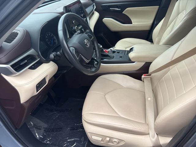 Photo of 2021 Moon Dust Toyota Highlander Hybrid