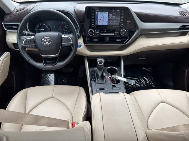 Photo of 2021 Moon Dust Toyota Highlander Hybrid