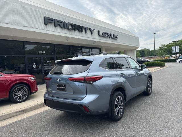 Photo of 2021 Moon Dust Toyota Highlander Hybrid