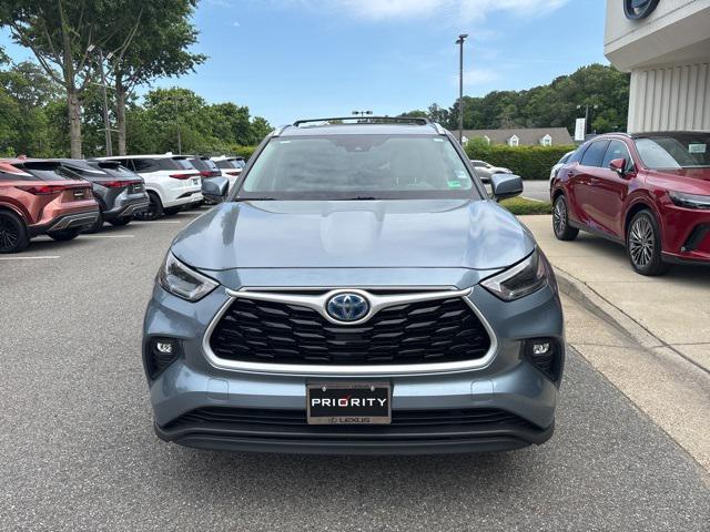 Photo of 2021 Moon Dust Toyota Highlander Hybrid