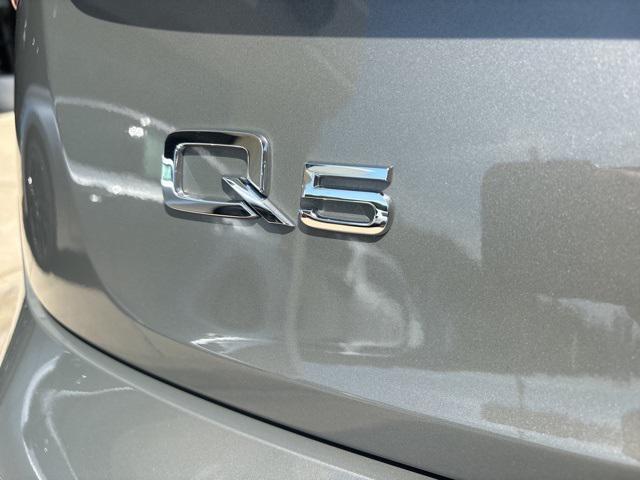 Photo of 2024 Gray Metallic Audi Q5