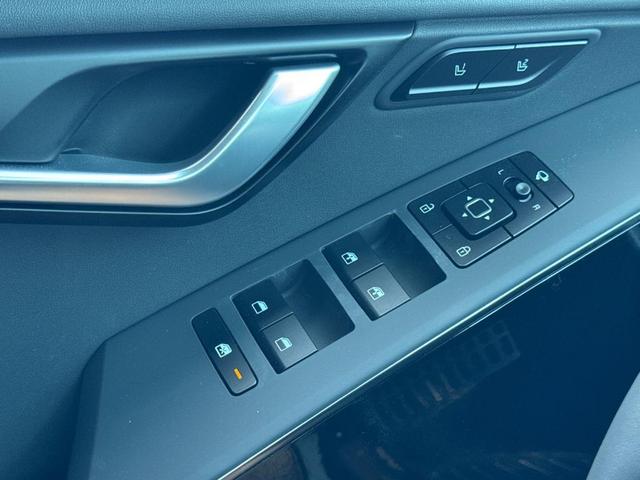 Photo of 2025 Gray Kia Niro Plug-In Hybrid