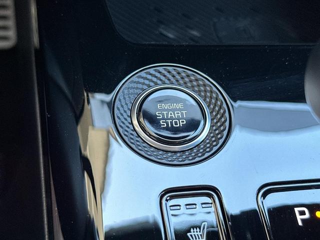Photo of 2025 Aurora Black Pearl Kia Niro