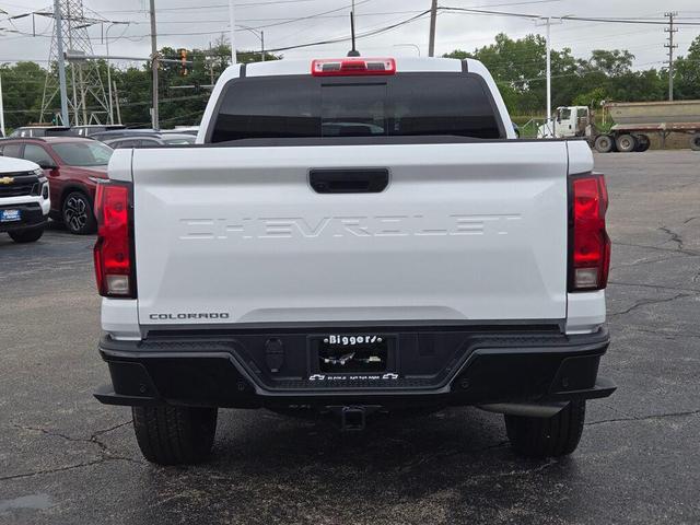 Photo of 2025 Summit White Chevrolet Colorado
