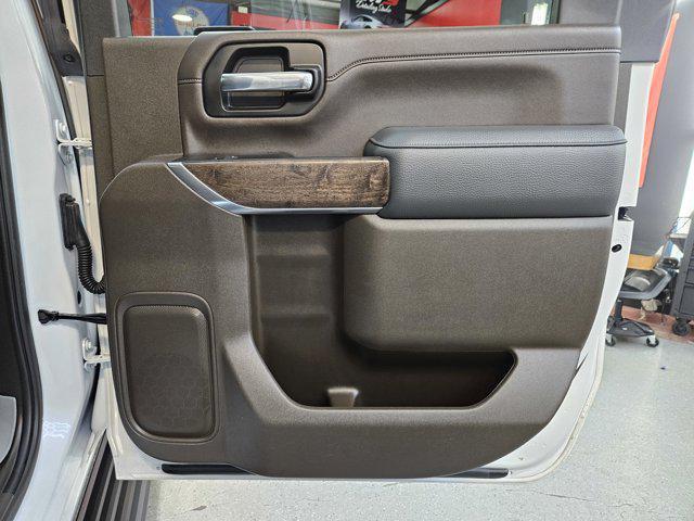Photo of 2022 White Frost Tricoat GMC Sierra 2500