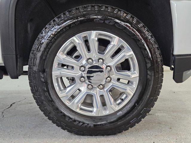 Photo of 2022 White Frost Tricoat GMC Sierra 2500