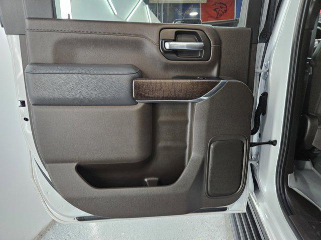 Photo of 2022 White Frost Tricoat GMC Sierra 2500