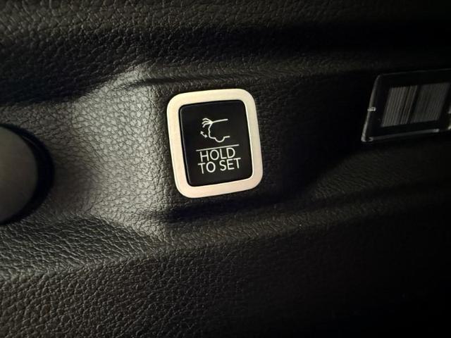 Photo of 2022 Diamond Black Crystal Pearlcoat Jeep Grand Cherokee L
