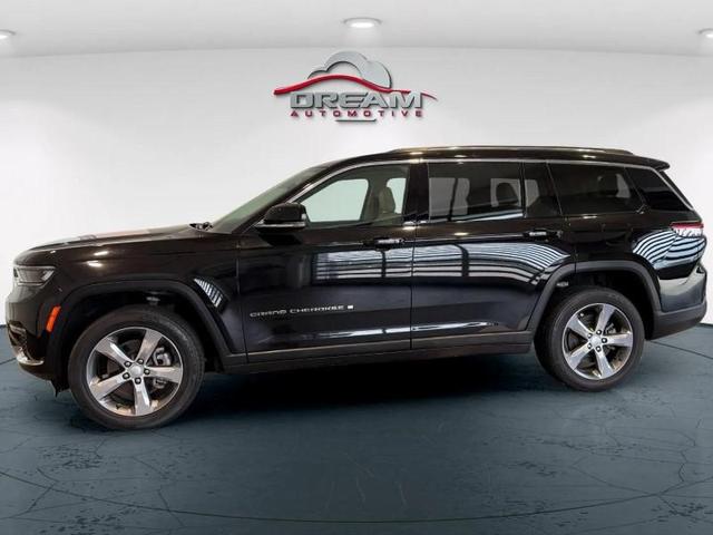 Photo of 2022 Diamond Black Crystal Pearlcoat Jeep Grand Cherokee L