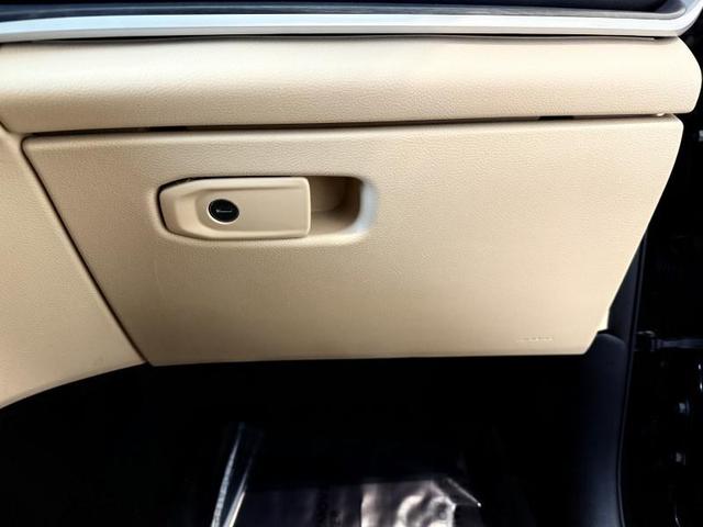 Photo of 2022 Diamond Black Crystal Pearlcoat Jeep Grand Cherokee L