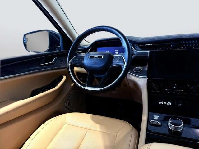 Photo of 2022 Diamond Black Crystal Pearlcoat Jeep Grand Cherokee L