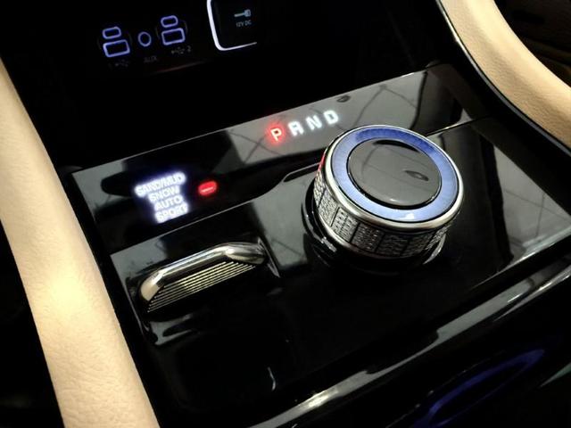 Photo of 2022 Diamond Black Crystal Pearlcoat Jeep Grand Cherokee L
