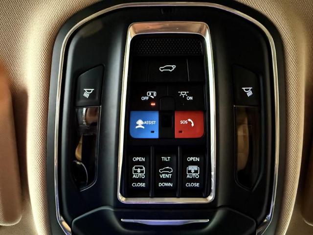 Photo of 2022 Diamond Black Crystal Pearlcoat Jeep Grand Cherokee L