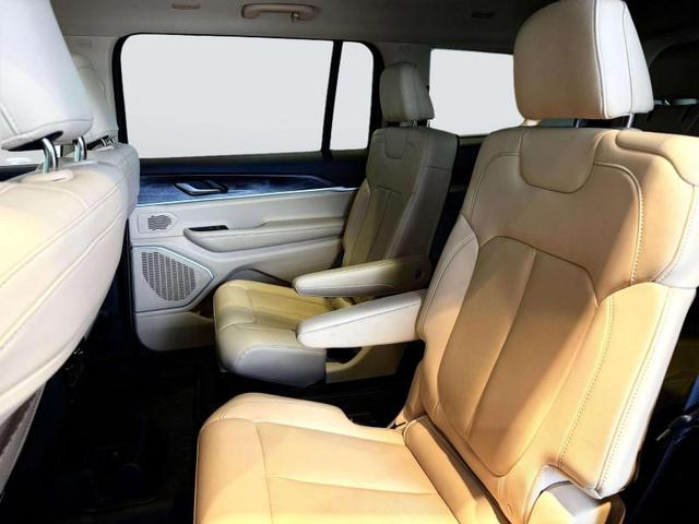 Photo of 2022 Diamond Black Crystal Pearlcoat Jeep Grand Cherokee L