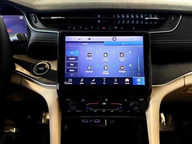 Photo of 2022 Diamond Black Crystal Pearlcoat Jeep Grand Cherokee L
