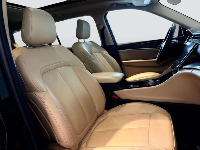 Photo of 2022 Diamond Black Crystal Pearlcoat Jeep Grand Cherokee L