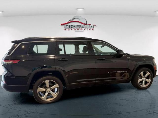 Photo of 2022 Diamond Black Crystal Pearlcoat Jeep Grand Cherokee L