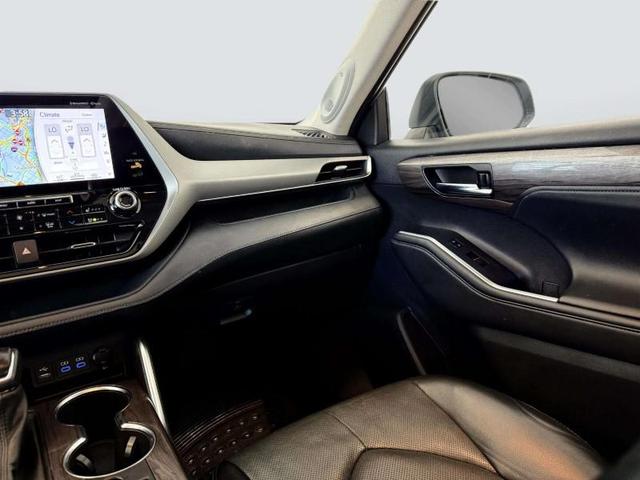 Photo of 2022 Celestial Silver Metallic Toyota Highlander