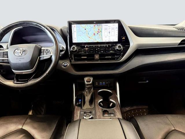 Photo of 2022 Celestial Silver Metallic Toyota Highlander