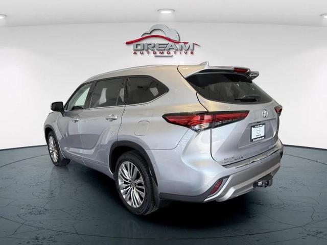 Photo of 2022 Celestial Silver Metallic Toyota Highlander