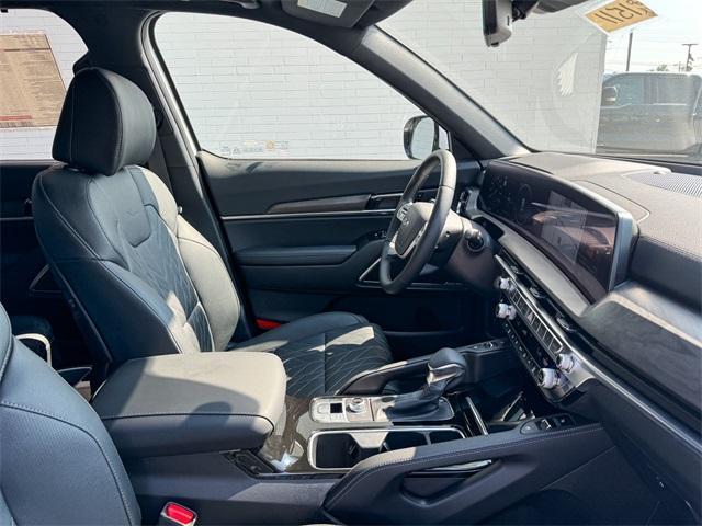 Photo of 2025 Glacial White Pearl Kia Telluride