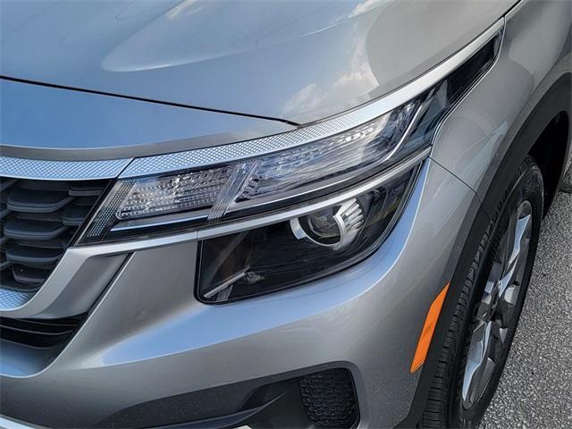 Photo of 2023 Steel Gray Kia Seltos