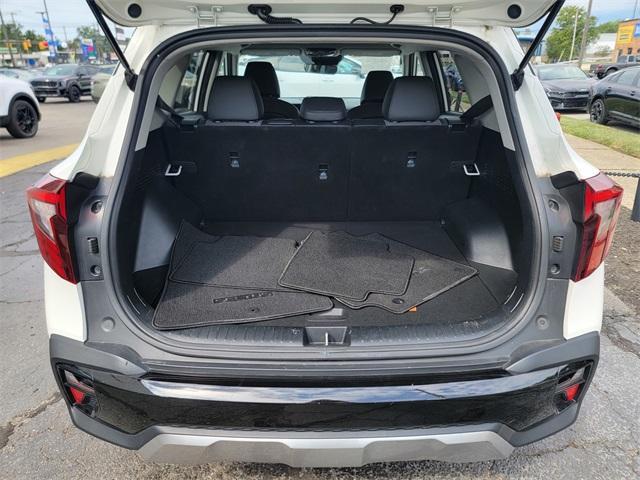 Photo of 2024 Clear White / Black Roof Kia Seltos