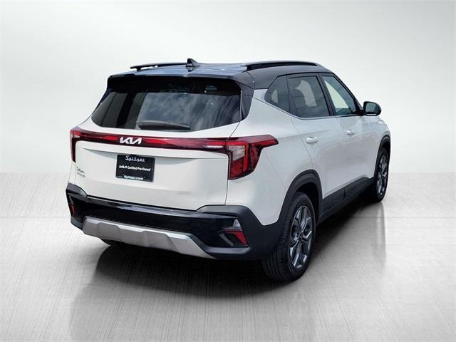 Photo of 2024 Clear White / Black Roof Kia Seltos